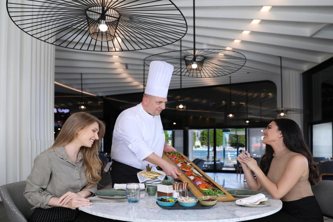 Khalidiya Palace Rayhaan By Rotana, Abu Dhabi Esterno foto Chef serving guests