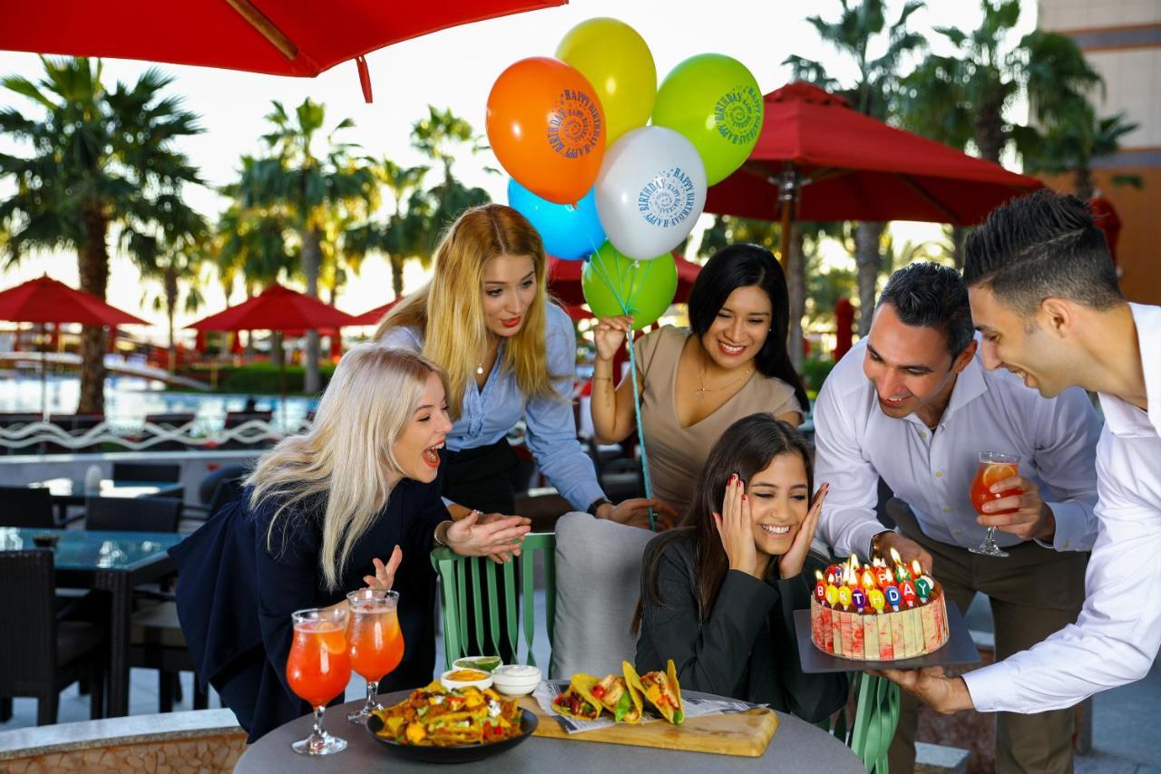 Khalidiya Palace Rayhaan By Rotana, Abu Dhabi Esterno foto Birthday party at the Hard Rock Cafe