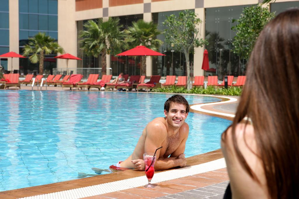 Khalidiya Palace Rayhaan By Rotana, Abu Dhabi Esterno foto Pool at the hotel