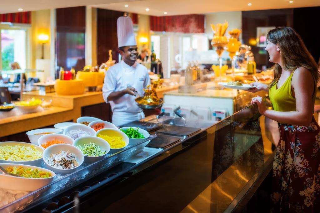 Khalidiya Palace Rayhaan By Rotana, Abu Dhabi Esterno foto A live kitchen at a hotel
