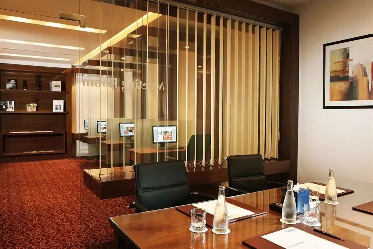 Khalidiya Palace Rayhaan By Rotana, Abu Dhabi Servizi foto The interior of a typical hotel business center
