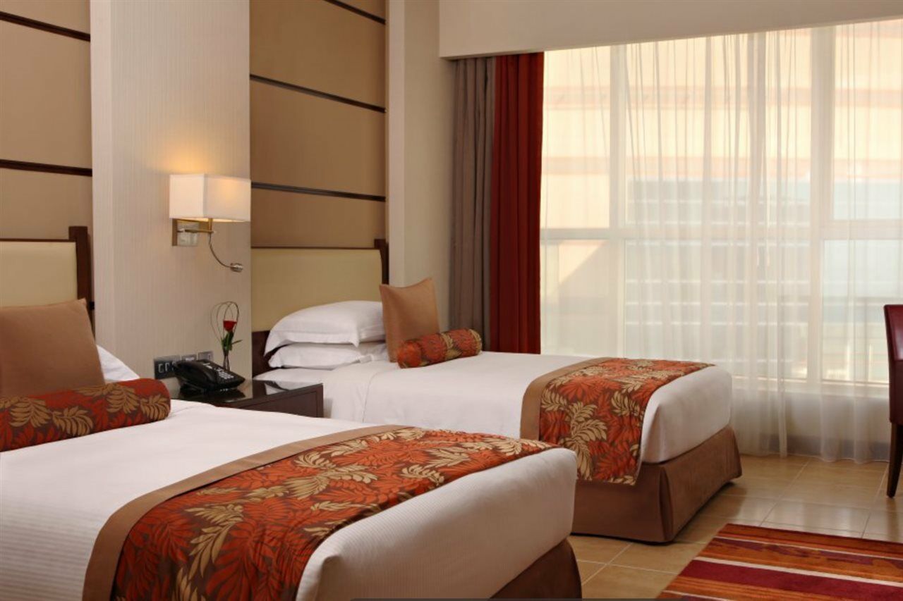 Khalidiya Palace Rayhaan By Rotana, Abu Dhabi Esterno foto A room at the hotel