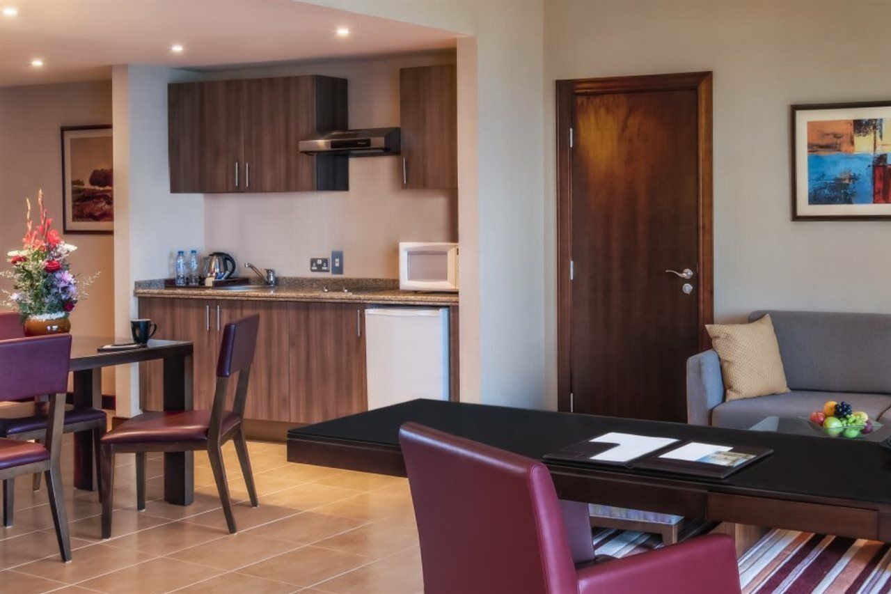 Khalidiya Palace Rayhaan By Rotana, Abu Dhabi Esterno foto A typical apartment at the hotel
