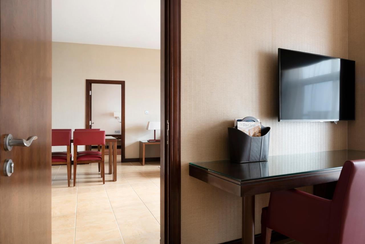 Khalidiya Palace Rayhaan By Rotana, Abu Dhabi Esterno foto A room at the hotel