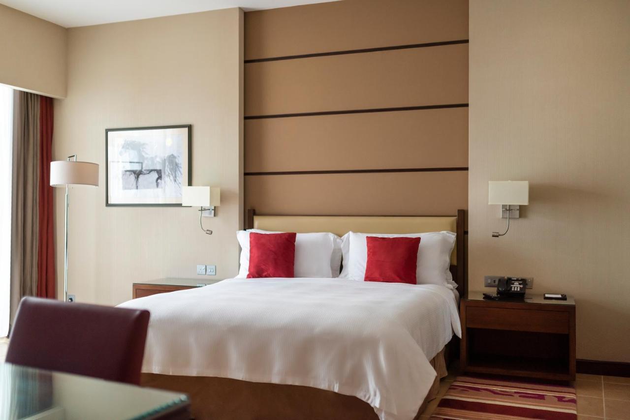 Khalidiya Palace Rayhaan By Rotana, Abu Dhabi Esterno foto A bedroom at the hotel