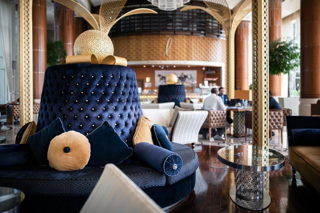 Khalidiya Palace Rayhaan By Rotana, Abu Dhabi Esterno foto The lobby of the hotel
