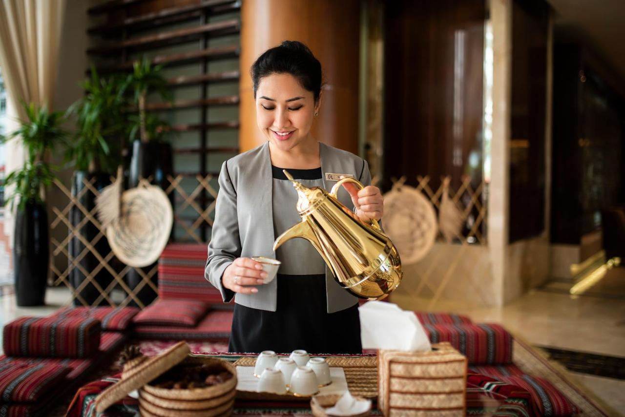 Khalidiya Palace Rayhaan By Rotana, Abu Dhabi Esterno foto A woman serving Arabic coffee