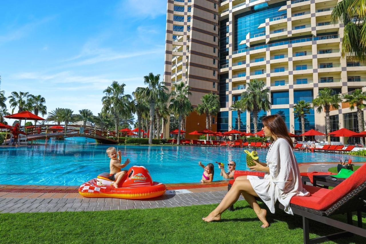 Khalidiya Palace Rayhaan By Rotana, Abu Dhabi Esterno foto The pool at the hotel