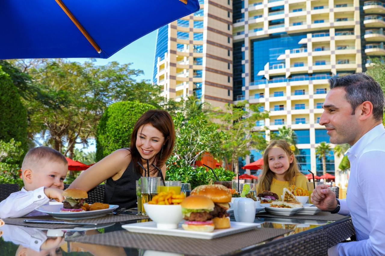 Khalidiya Palace Rayhaan By Rotana, Abu Dhabi Esterno foto Family dining at the Atlantis Paradise Island
