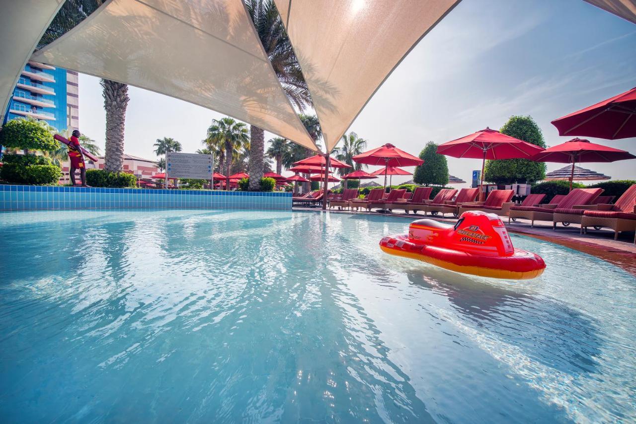 Khalidiya Palace Rayhaan By Rotana, Abu Dhabi Esterno foto The swimming pool at the hotel